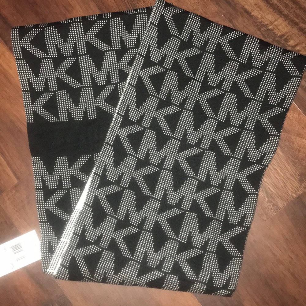 🆕🎉Michael Kors Black/White Infinity Scarf⬇️